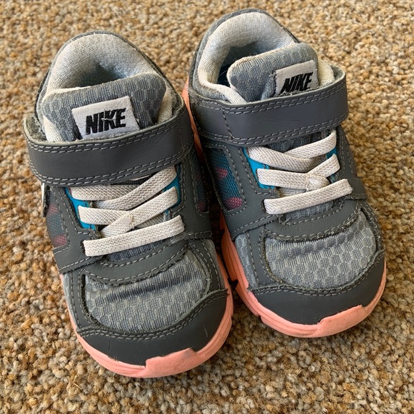 Girls Nike Shoes - Picture 2 of 6